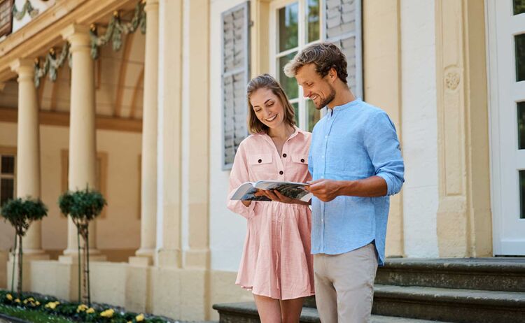 Paerchen Vor Lesesaal C Staatsbad Und Touristik Bad Bocklet Gmbh 1